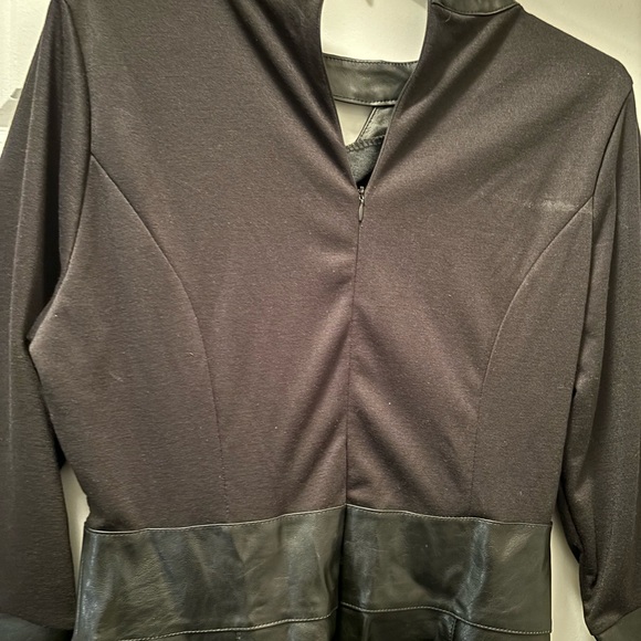 Cute V Dress - Picture 4 of 6